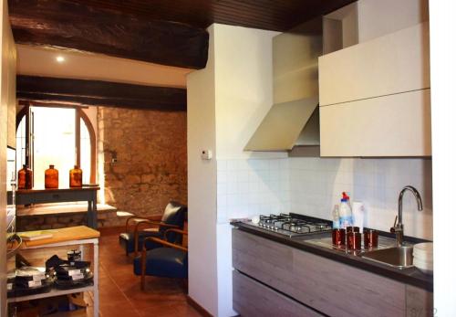 cocina con fregadero y fogones en Casa di Piazza Castello en Fiuggi