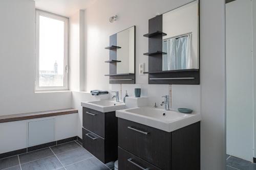 une salle de bain avec un lavabo et un miroir dans l'établissement Coeur de ville #B1 - Chambre privée dans logement partagée - Proche commerces et transports, à Cholet