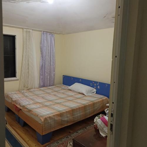 niewielka sypialnia z łóżkiem i oknem w obiekcie Hıdırnebi Yayla Evi w mieście Akcaabat