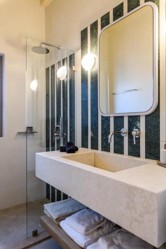 a bathroom with a sink and a mirror at Camarades Mykonos in Ano Mera