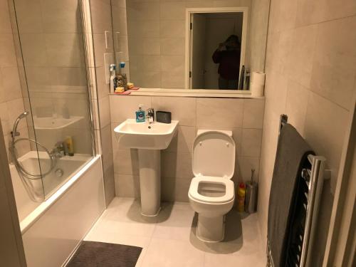 Private Room & Private Bathroom in Park Royal tesisinde bir banyo