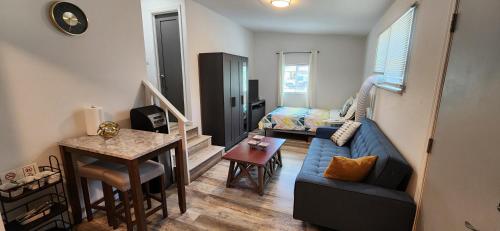 un soggiorno con un divano blu e un letto di New ! Lovely Studio w/ patio, Parking on premises a Escondido