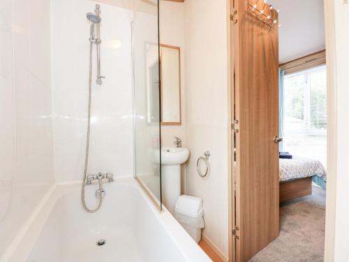 ein Badezimmer mit einer Badewanne, einem Waschbecken und einem WC in der Unterkunft 50, Foxburrow Hang in Great Yarmouth