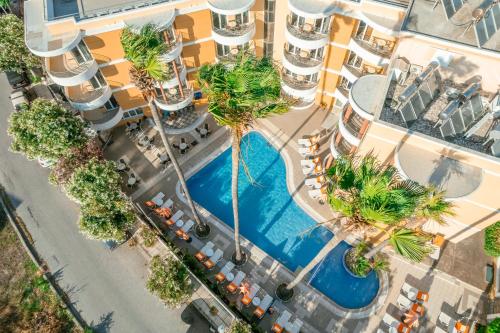 een uitzicht over een hotel met een zwembad en palmbomen bij Kos City Apartments in Kos-stad