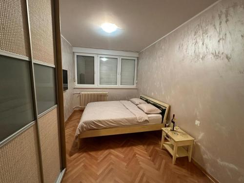 ein kleines Schlafzimmer mit einem Bett und einem Tisch in der Unterkunft GBS Usce Apartments in Belgrad