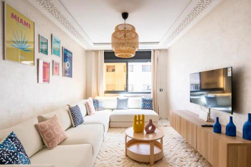 un soggiorno con divano bianco e TV di TT Holidays Cosy apartment Rabat City Center a Rabat