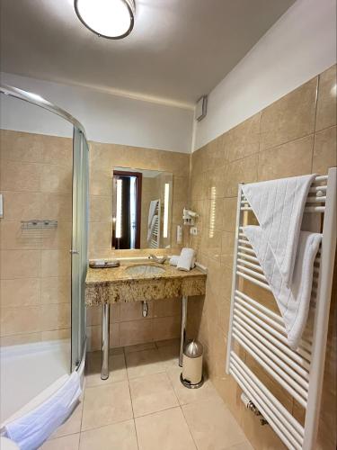 a bathroom with a sink and a shower and a tub at Hotel City Inn Hamburg-Mitte in Hamburg