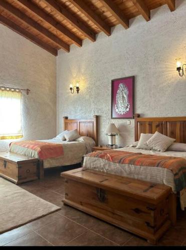 a bedroom with two beds in a room at Casa Boutique La Loma in Huasca de Ocampo