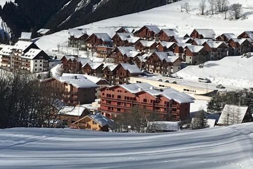 a town with snow covered buildings and a mountain at Les aiguilles d arves n 29 in Albiez-Montrond
