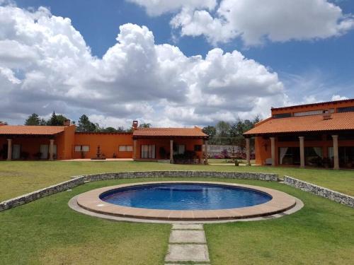a courtyard with a pool in front of a building at Casa Boutique La Loma in Huasca de Ocampo
