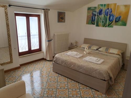 1 dormitorio con cama y ventana en ...all'Archetto di Sant'Andrea......pieno centro en Orvieto