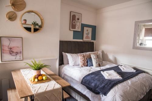 - une chambre avec un lit et une table avec des fruits dans l'établissement Blackpool Abode - Laguna Studio Apartment, à Blackpool