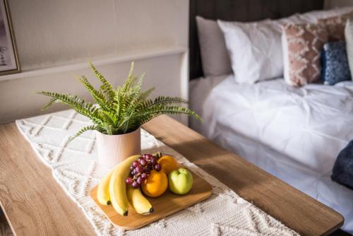 uma bandeja de frutas numa mesa ao lado de uma cama em Blackpool Abode - Laguna Studio Apartment em Blackpool