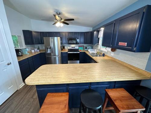Kitchen o kitchenette sa Serenity - Waterfront 3 Bed, 2 Bath, Water Toys, EV Charger