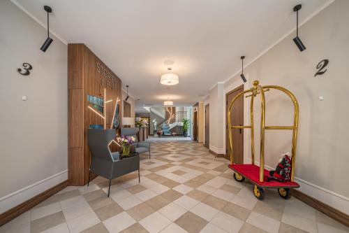 un corridoio con una sala con un carro rosso di STORIES Design ApartHotel a Jūrmala