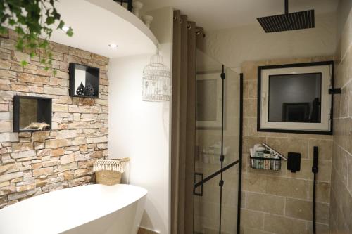uma casa de banho com um chuveiro, uma banheira e um lavatório. em Chez Julien & Mathieu em Valras-Plage