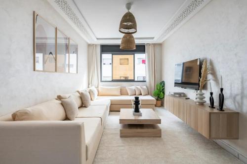 uma sala de estar branca com um sofá branco e uma televisão em TT Holidays Cosy apartment Rabat City Center em Rabat