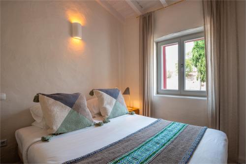 Postel nebo postele na pokoji v ubytování Nômade Melides Eco Lodge