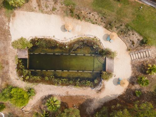 an overhead view of a pond in a park at Nômade Melides Eco Lodge in Melides