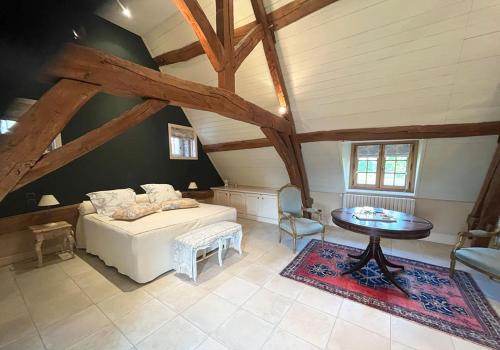 a bedroom with a bed and a table in a room at La Rochelière in Bresse-sur-Grosne