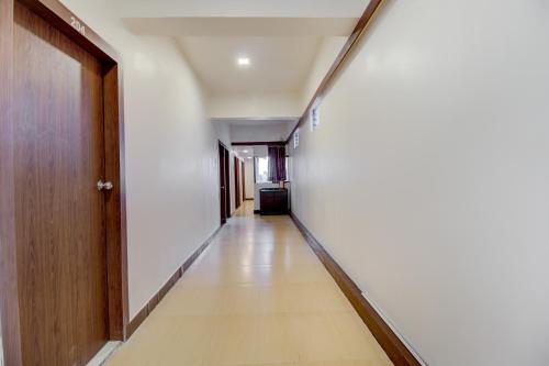 an empty hallway in a hospital with a door at OYO Della Comforts in Amarnāth