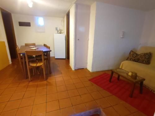 納雅克的住宿－Bienvenue en Transition 57 - La Levade，客厅配有桌子和沙发