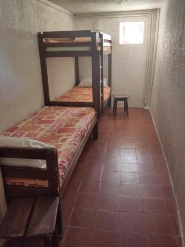 納雅克的住宿－Bienvenue en Transition 57 - La Levade，客房设有两张双层床,铺有瓷砖地板。