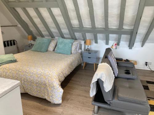 a bedroom with a bed and a table in a room at Rother - Studio in Rye - LOCATION,LOCATION,LOCATION !!! in Rye