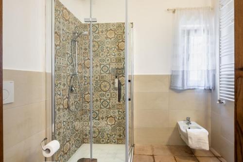 ein Bad mit einer Dusche und einem Waschbecken in der Unterkunft Cerchio Verde in Pitigliano