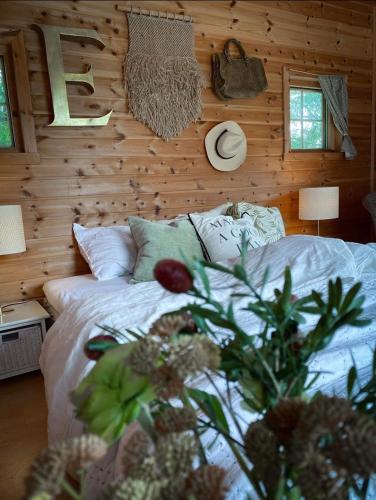 1 dormitorio con 1 cama en una cabaña de madera en Koselig hytte langs elven en Skien