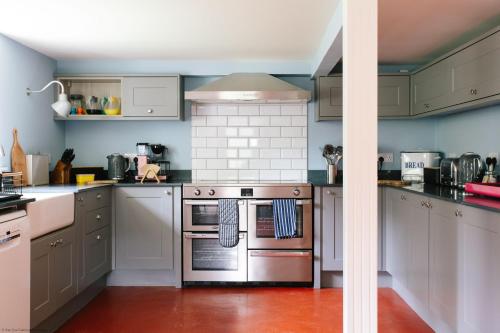 Кухня или мини-кухня в Exclusive use - The Coach House
