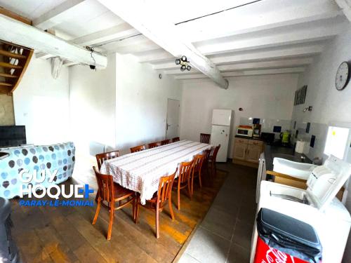 - une cuisine et une salle à manger avec une table et des chaises dans l'établissement Maison avec terrasse - 12 personnes, à Saint-Yan