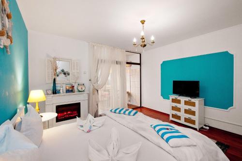 - une chambre avec un grand lit et une cheminée dans l'établissement Boutique Apartments, à Galaţi