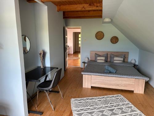 Schlafzimmer mit einem Bett, einem Schreibtisch und einem Tisch in der Unterkunft Greenery home in Miercurea Ciuc