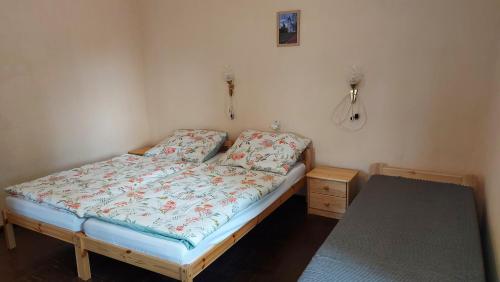um pequeno quarto com uma cama e uma mesa de cabeceira em Chalupa U Kolibříka em Želnava