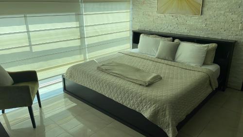 Suite Riverfront 2 Puerto Santana vista al Rio tesisinde bir odada yatak veya yataklar