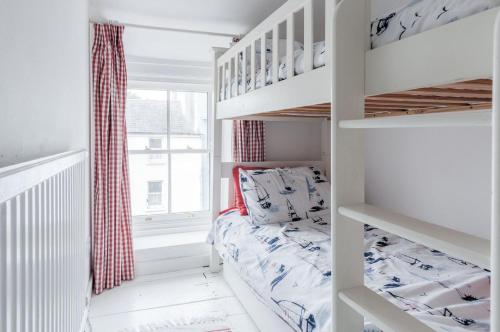 Двухъярусная кровать или двухъярусные кровати в номере Norton Cottage - 3 Bedroom Cottage - Tenby