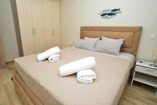 1 dormitorio con 1 cama con toallas en Bradasevic Apart Resort Tivat en Tivat