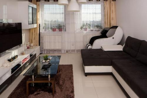 OrangeHomes One bedroom apartment with fireplace