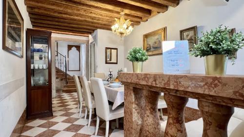 cocina y comedor con mesa y sillas en City Apartments Rialto, en Venecia