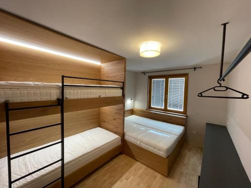 Zimmer mit 2 Etagenbetten und einem Fenster in der Unterkunft Apartment Lana in Kranjska Gora