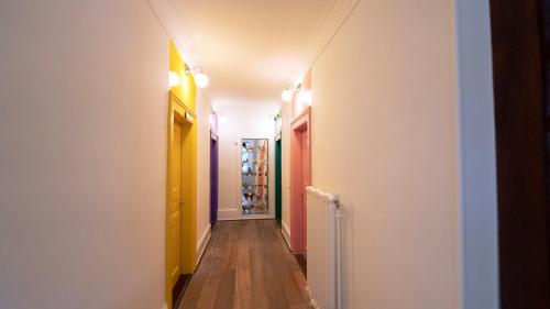 un pasillo con muchas puertas de colores diferentes en Le Chalet d'Ouchy en Lausanne