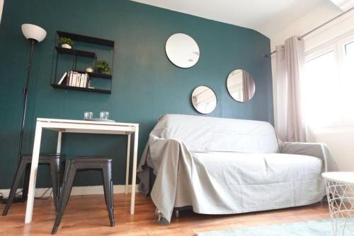sypialnia z łóżkiem i niebieską ścianą z lustrami w obiekcie Le Green - HyperCentre - Lens République - Confort w mieście Lens