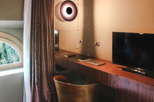 TV a/nebo společenská místnost v ubytování Villa Campomaggio Resort & SPA