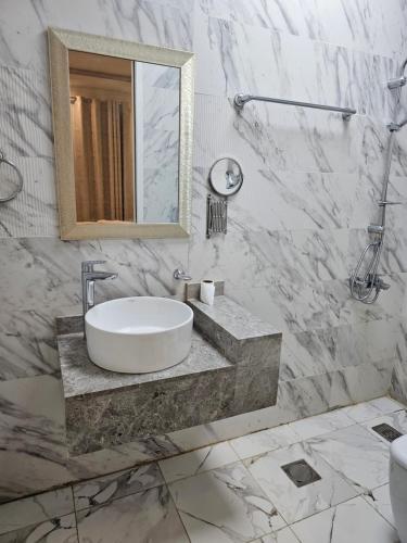 La salle de bains est pourvue d'un lavabo et d'un miroir. dans l'établissement afnan farm, à Al Ḩamrānīyah
