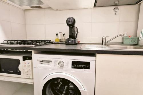 cocina con lavadora y fregadero en Alojamiento en Centro de Madrid, en Madrid