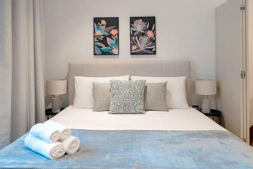 Postel nebo postele na pokoji v ubytování Stylish Studio Apartment in Chaimaa Avenue, JVC