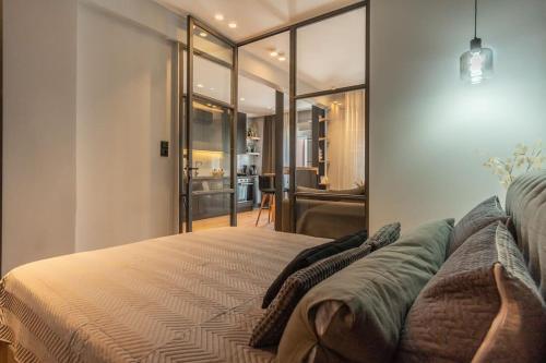 Black Swan Downtown Apartment