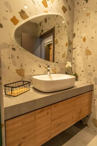 Black Swan Downtown Apartment