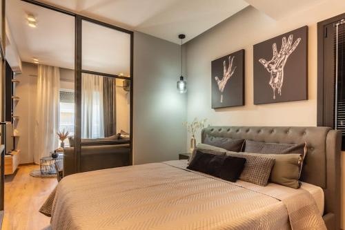 Black Swan Downtown Apartment